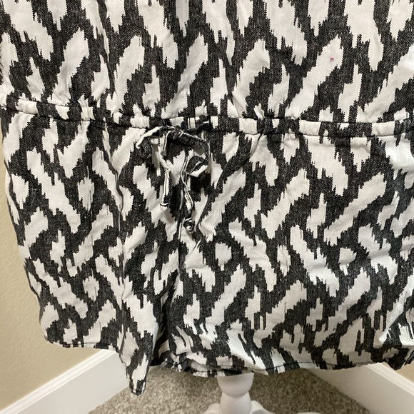 J.Crew Black and White Graphic Cap Sleeve Shorts Jumper. Size XS. With Pockets. - Picture 5 of 16